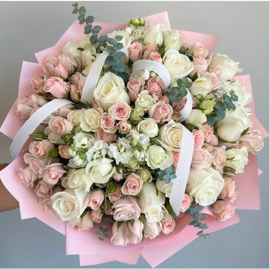Bouquet du fleuriste blanc et rose pastel - fleurs de saison