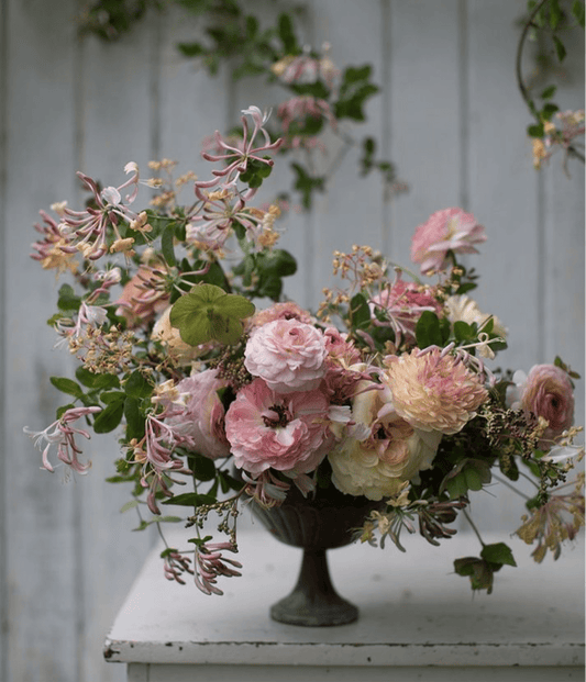 Bouquet du fleuriste blanc et rose pastel - fleurs de saison